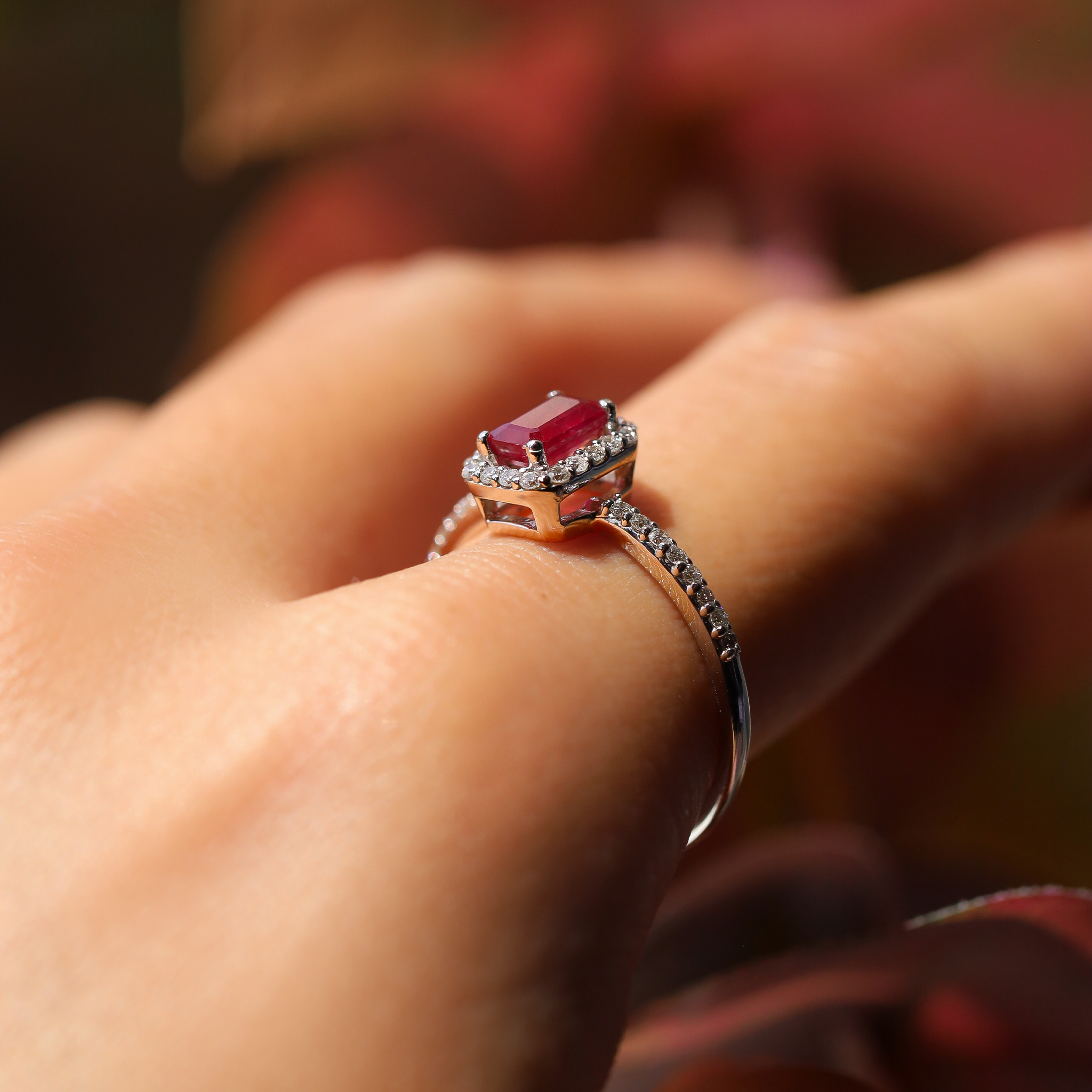 DIAMOND HALO ENGAGEMENT RING