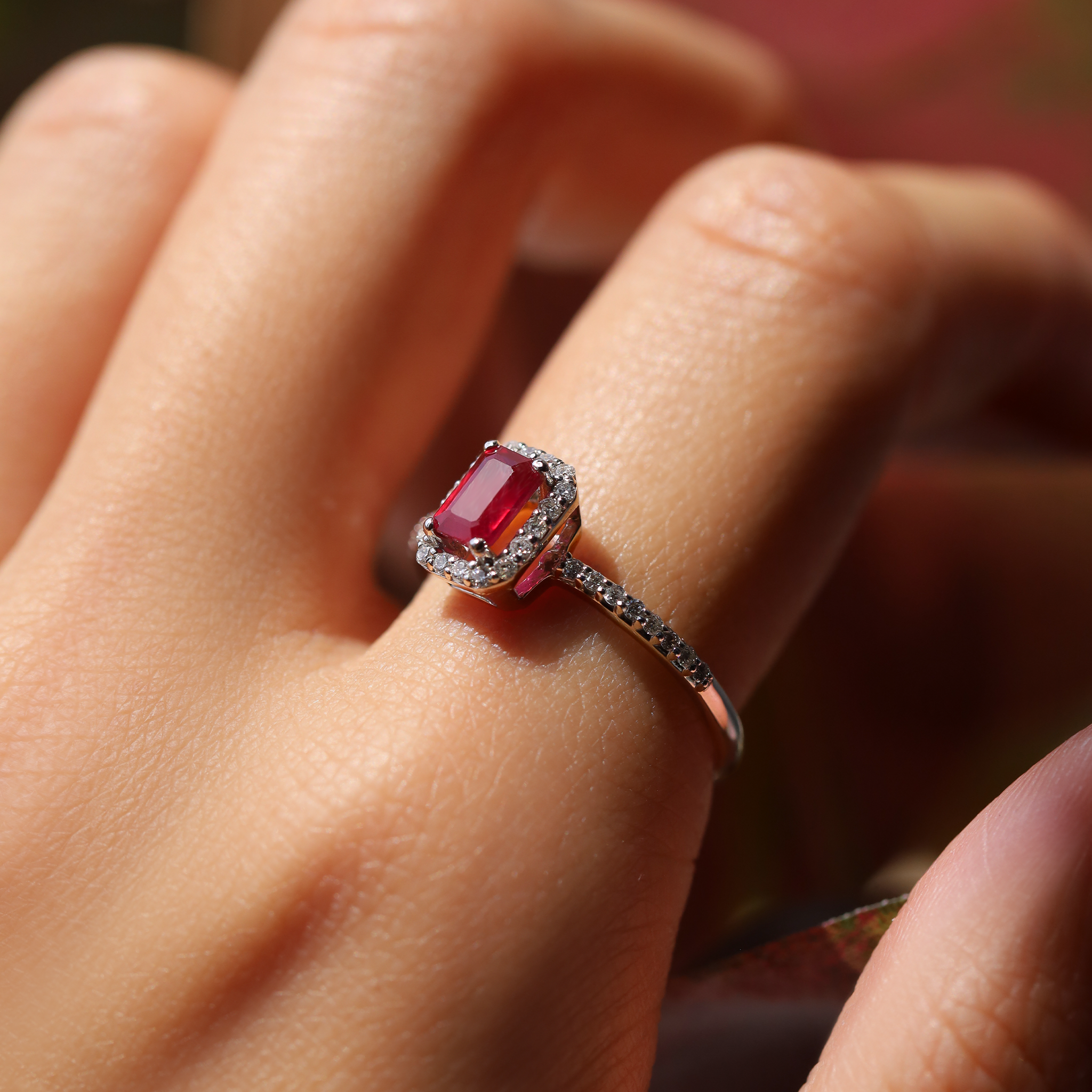 DIAMOND HALO ENGAGEMENT RING